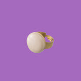 Anello fatto a mano con una fascia più spessa e una decorazione rotonda beige