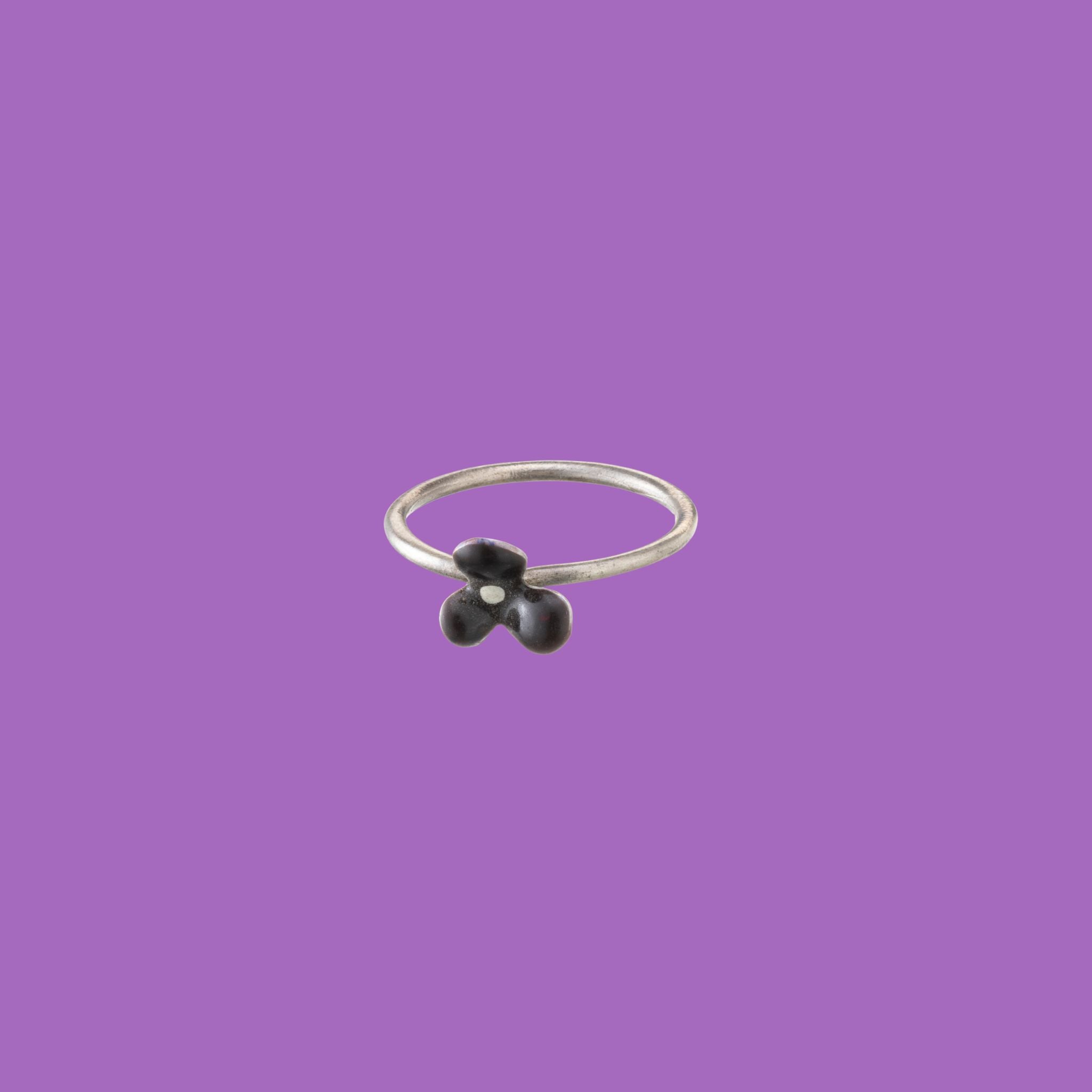 Piccolo anello in ottone a fiore nero