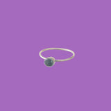 Semplice anello in ottone con un accento circolare blu