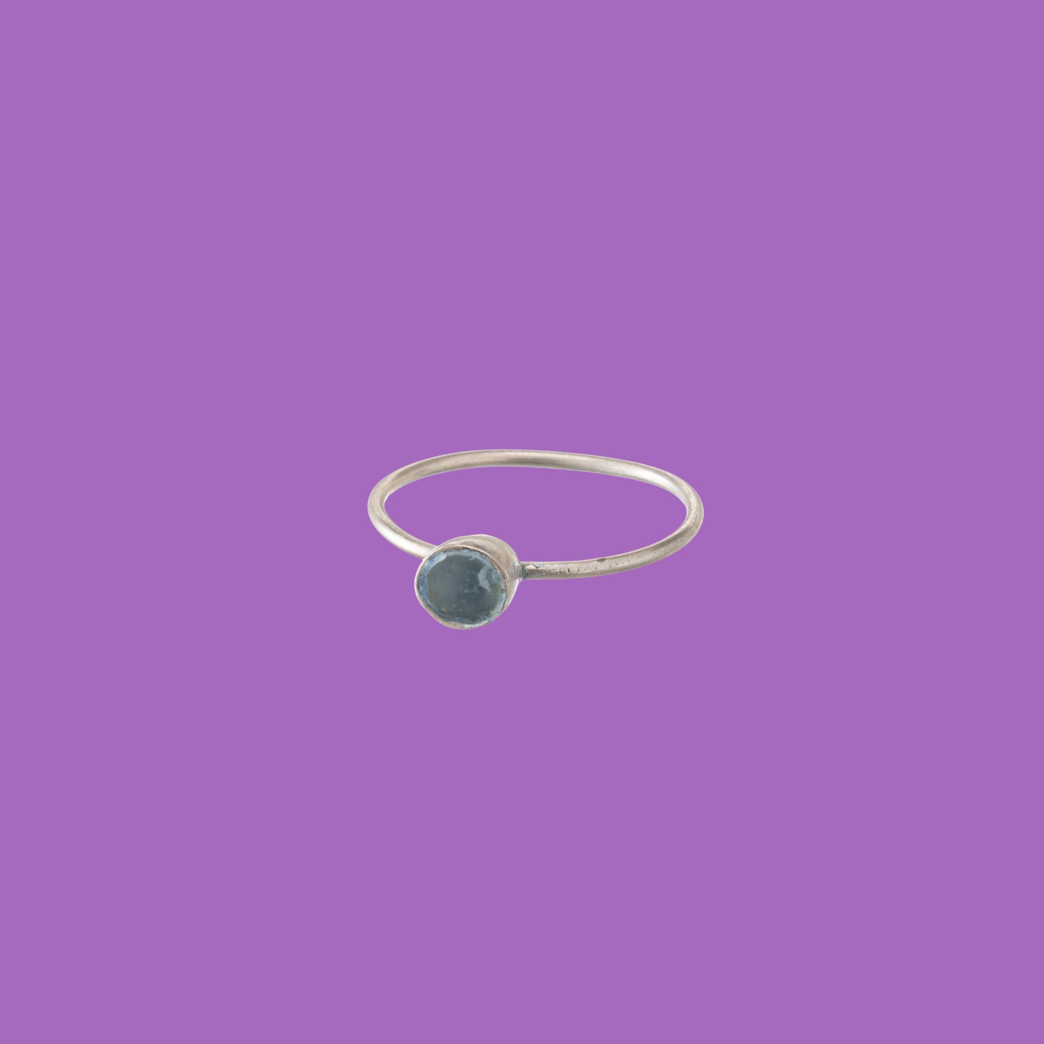 Semplice anello in ottone con accento circolare blu