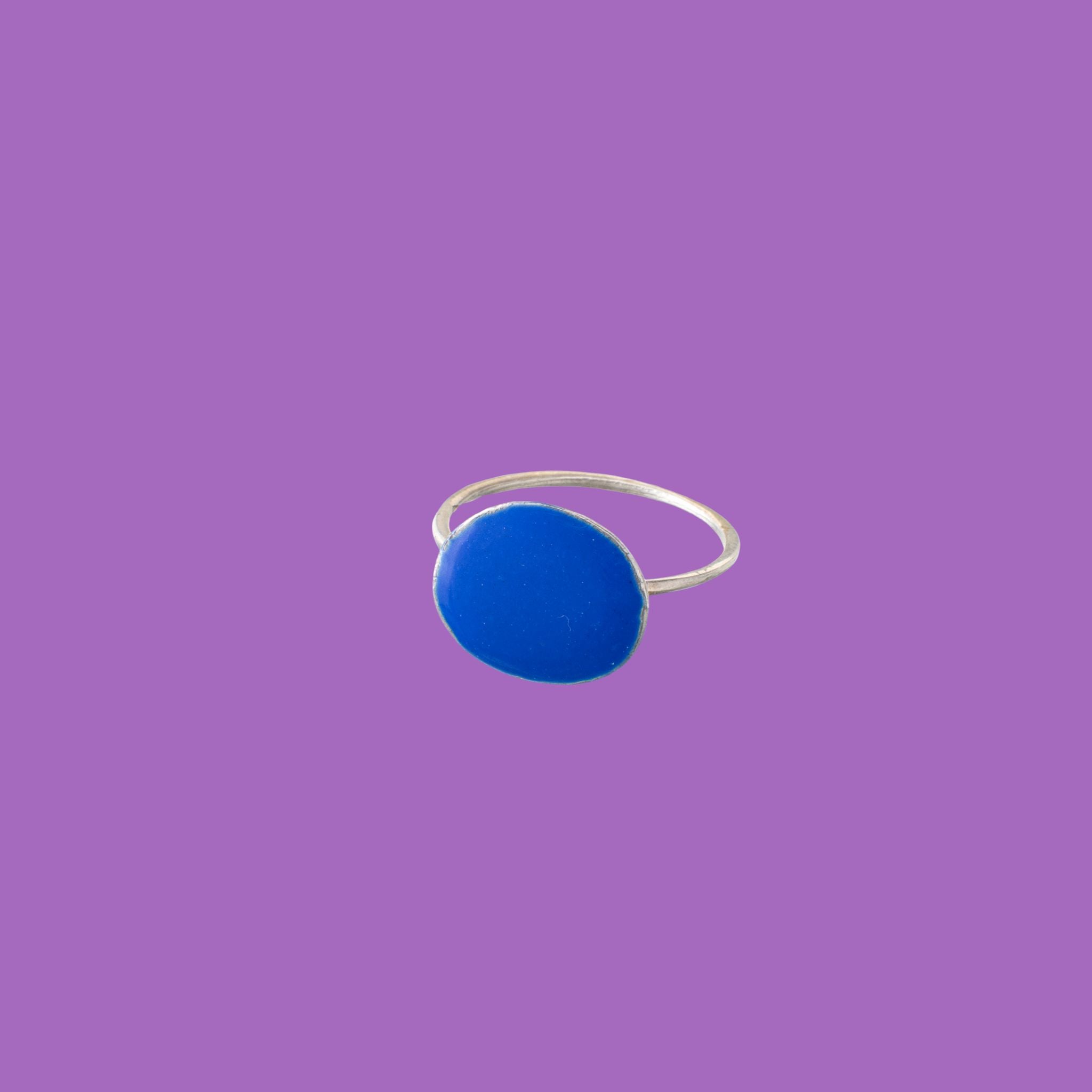 Anello in ottone con accento circolare smaltato blu di grandi dimensioni.