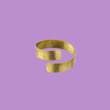 Realizzato a mano da KiaraLN, questo bracciale in ottone lucido offre un tocco elegante e sofisticato a qualsiasi outfit