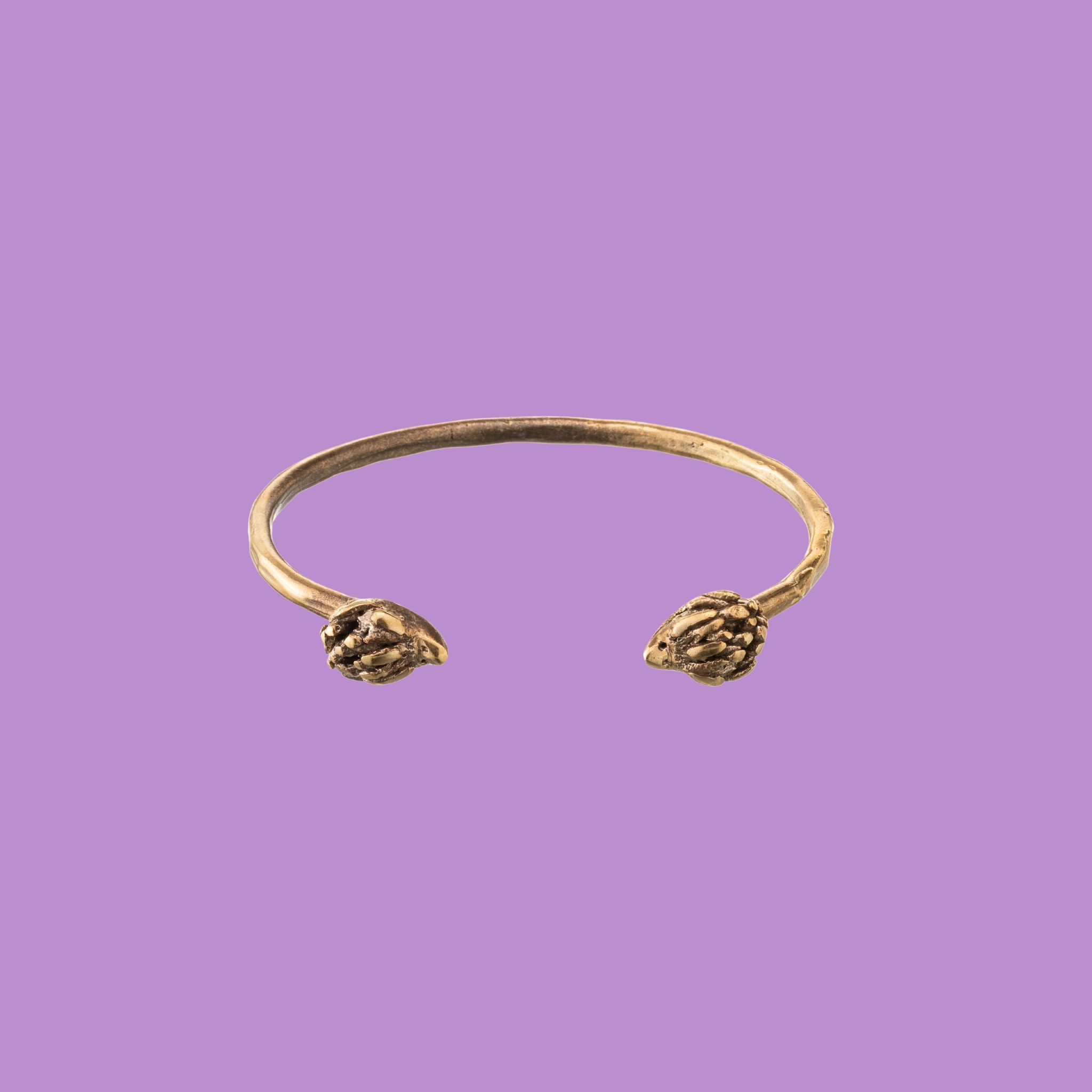 Realizzato a mano da KiaraLN, questo bracciale aperto in ottone con ricci combina eleganza e fascino