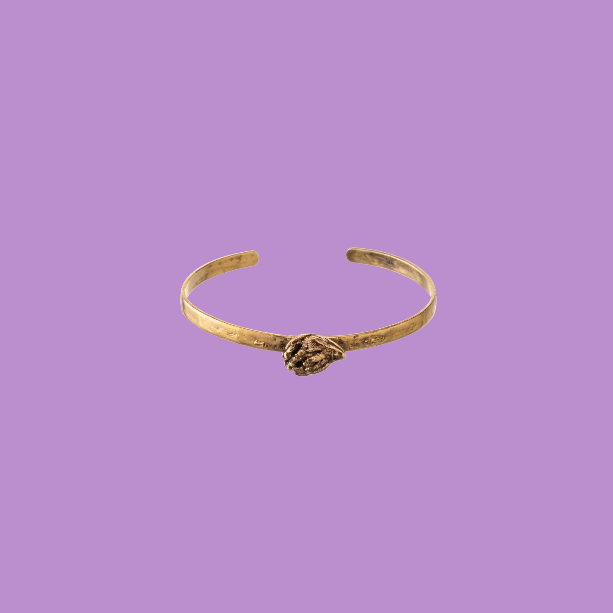 Realizzato a mano da KiaraLN, questo bracciale in ottone a forma di riccio aggiunge un tocco di estrosità ed eleganza a qualsiasi abbigliamento.