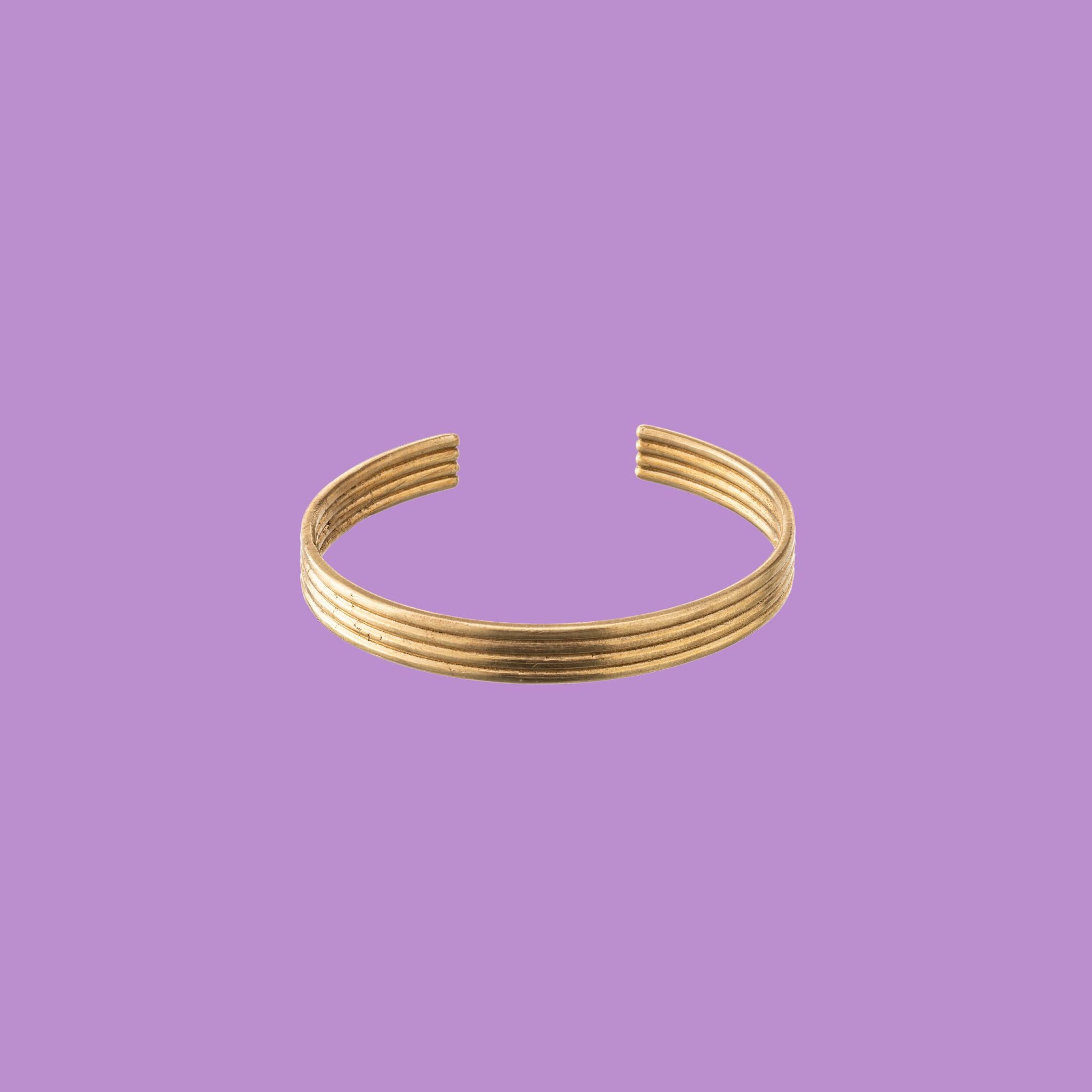 Abbellite il vostro polso con il raffinato bracciale Tubes Brass di KiaraLN. Questo splendido bracciale è caratterizzato da bande di ottone lavorate a mano alla perfezione.