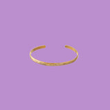 Realizzato a mano da KiaraLN, questo classico bracciale aperto in ottone combina eleganza e artigianalità Timeless
