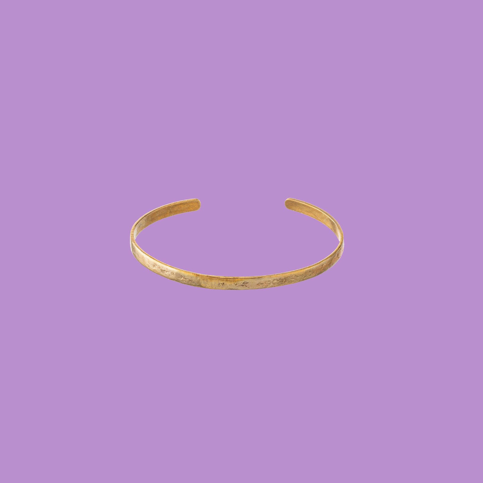 Realizzato a mano da KiaraLN, questo bracciale classico aperto in ottone combina eleganza timeless e maestria artigianale