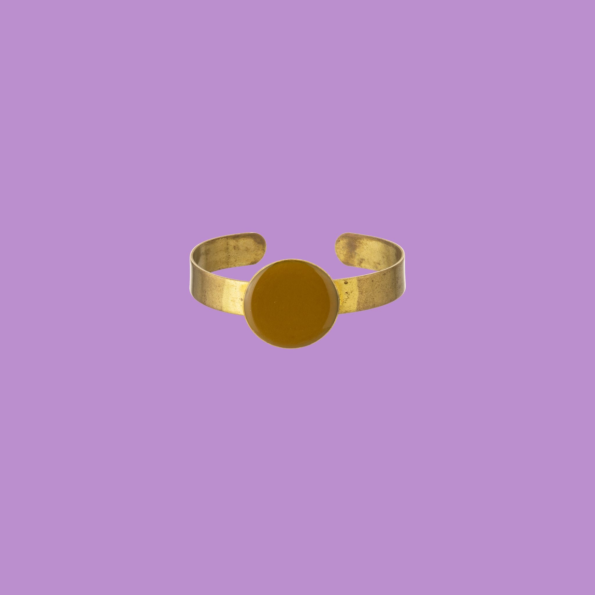 questo bracciale unico presenta un design rotondo e una vestibilità comoda, perfetta per essere impilata o indossata da sola.