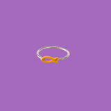 L'anello Dory in ottone presenta un dettaglio giallo scuro a forma di pesce.