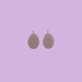 Esalta la tua eleganza con gli orecchini in ottone 'Olive Oyl' di Celeste Generoso. Questi orecchini ovali, realizzati meticolosamente, sono in ottone e presentano una lucente finitura smaltata. Scegli tra una ricca palette di tonalità lilla e viola per accentuare il tuo stile.