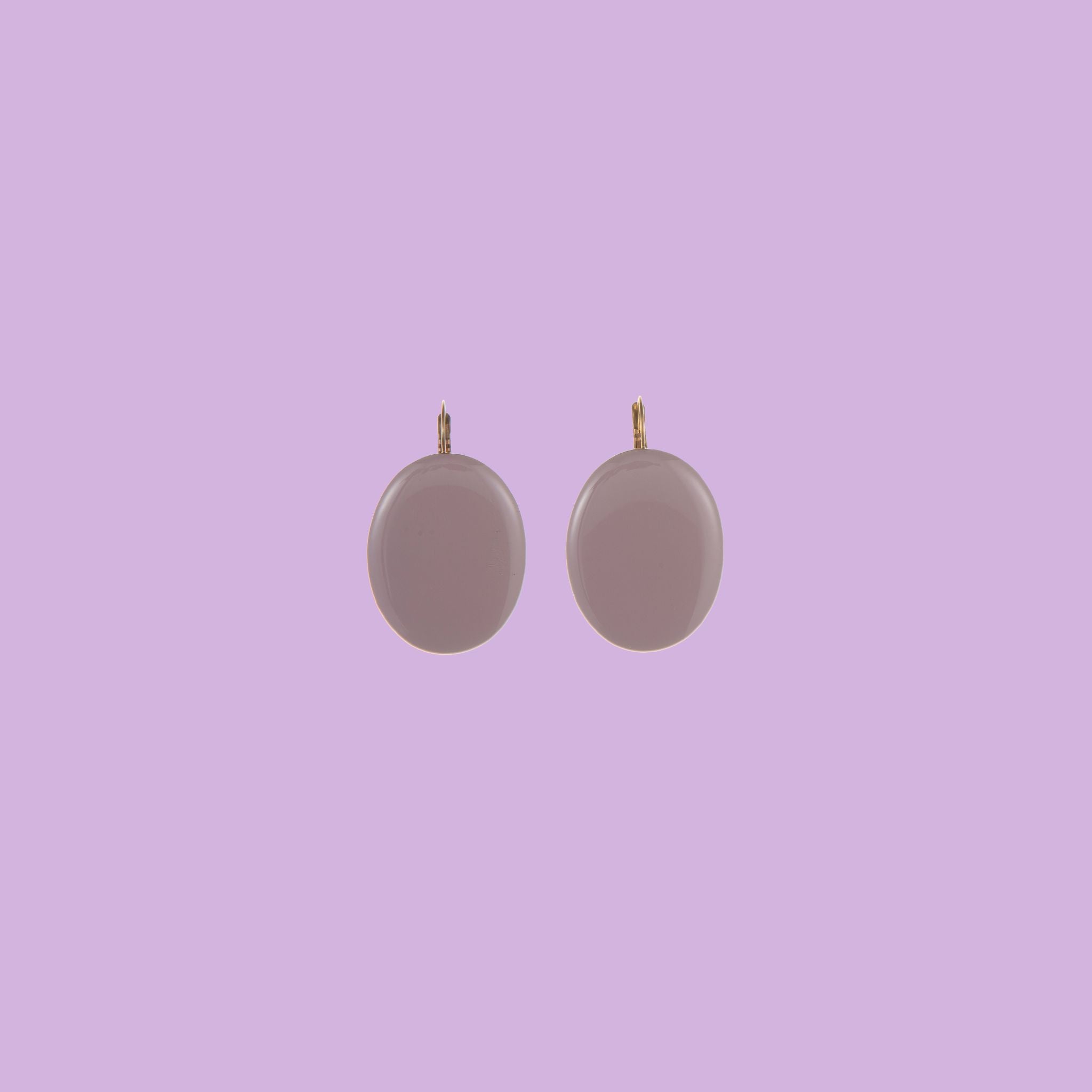Elevate la vostra eleganza con gli orecchini in ottone "Olive Oyl" di Celeste Generoso. Questi orecchini di forma ovale e meticolosamente lavorati sono realizzati in ottone e presentano una finitura smaltata lucida. Scegliete tra una ricca tavolozza di tonalità lilla e viola per accentuare il vostro stile.