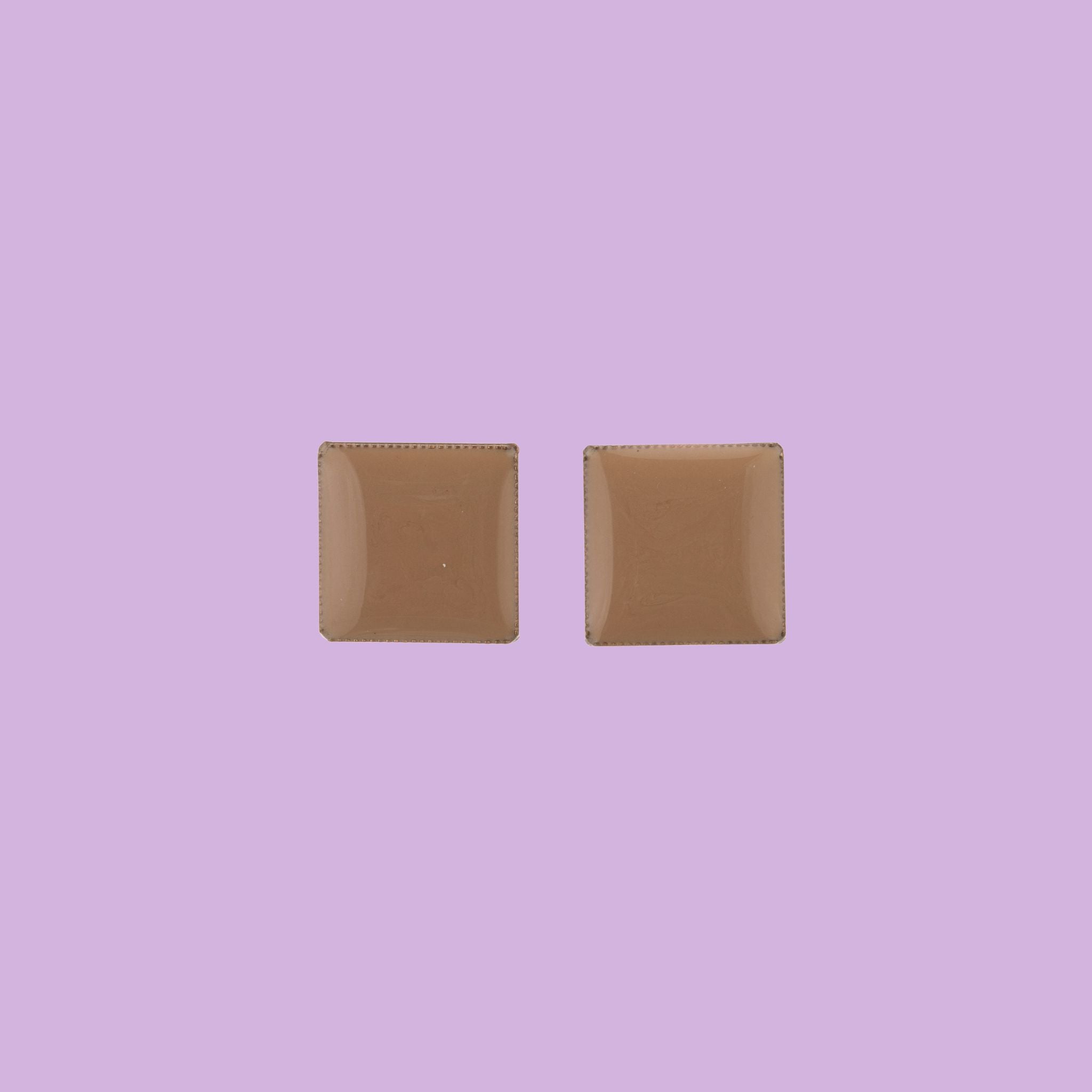 Realizzati a mano da Celeste Generoso, questi orecchini quadrati in ottone smaltato sono disponibili nei colori beige