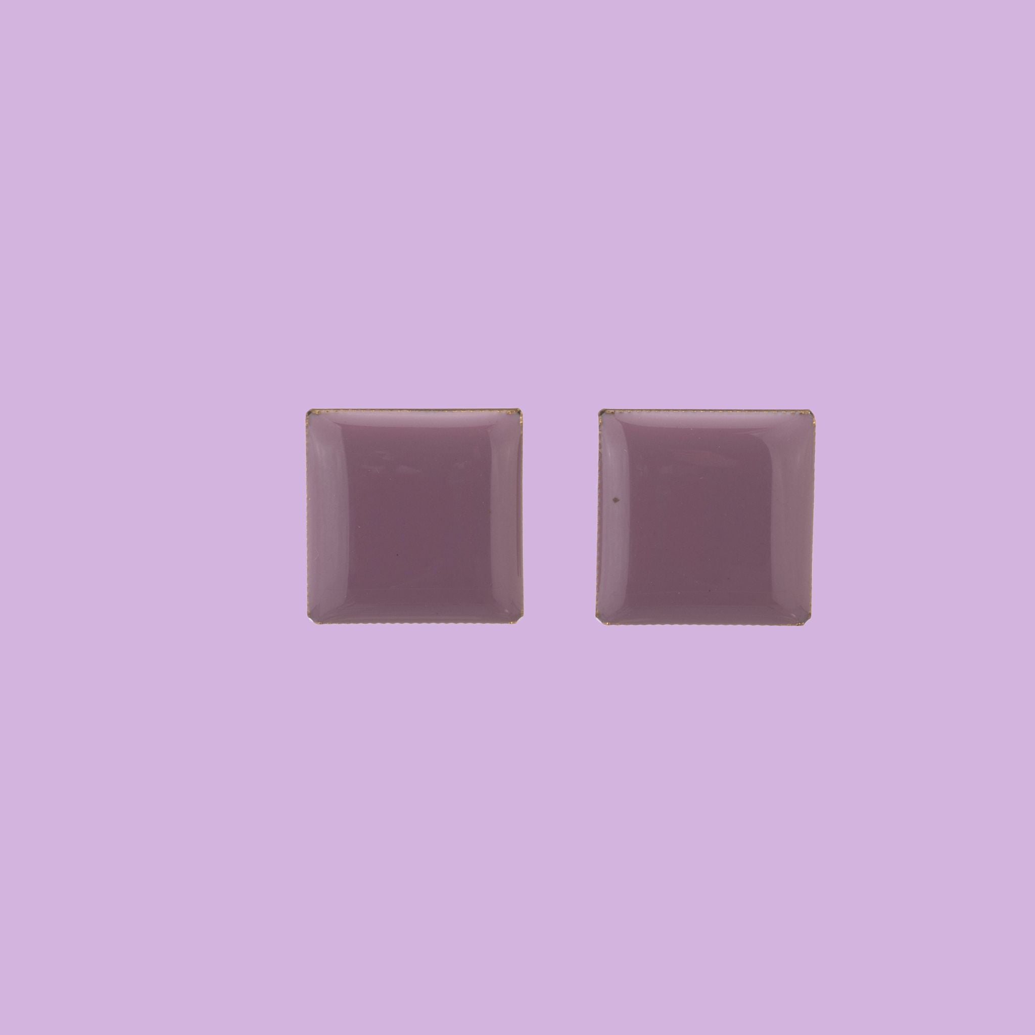 Realizzati a mano da Celeste Generoso, questi orecchini quadrati in ottone smaltato sono disponibili in viola chiaro