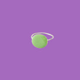 Anello in ottone con un grande elemento circolare smaltato verde.