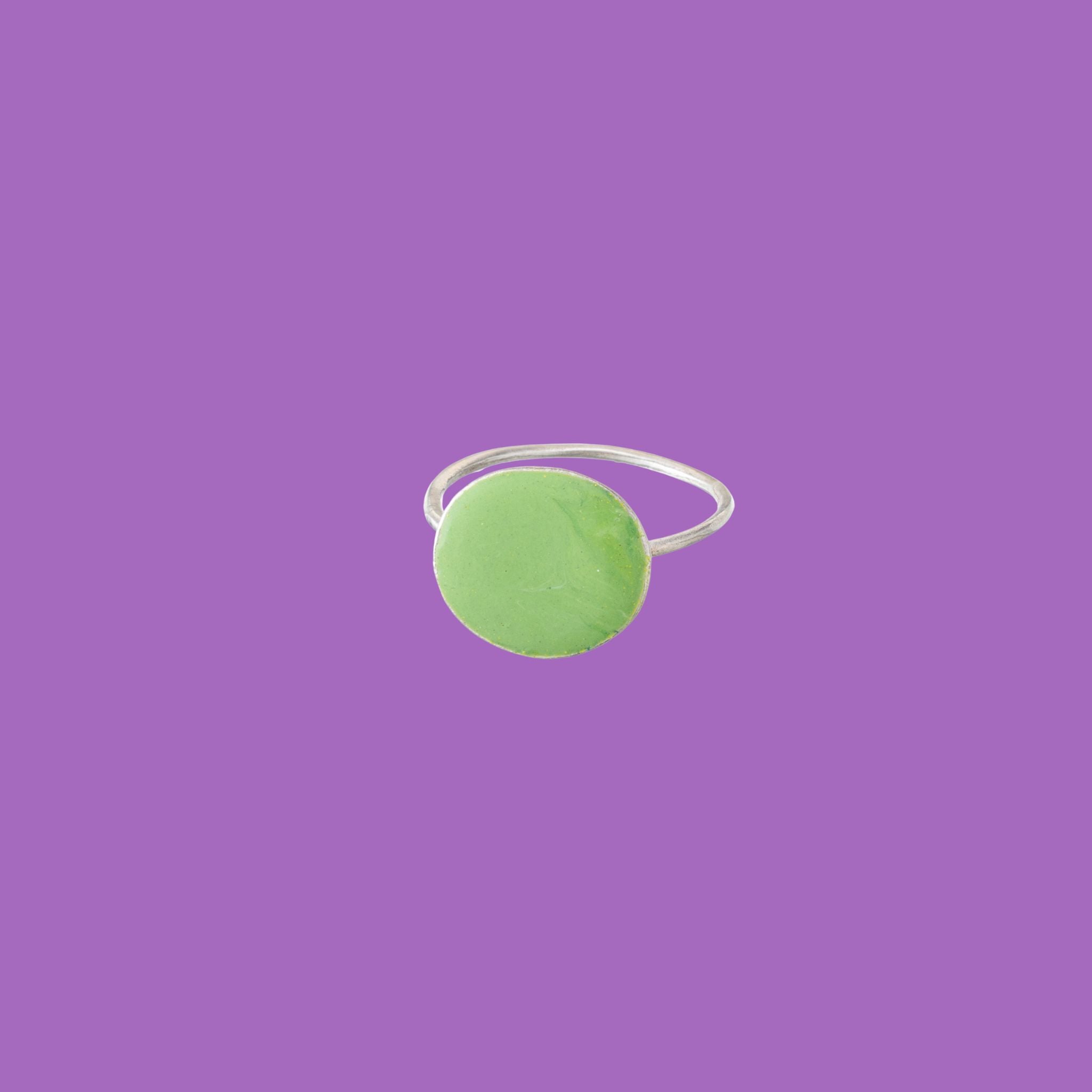 Anello in ottone con accento circolare smaltato verde di grandi dimensioni.