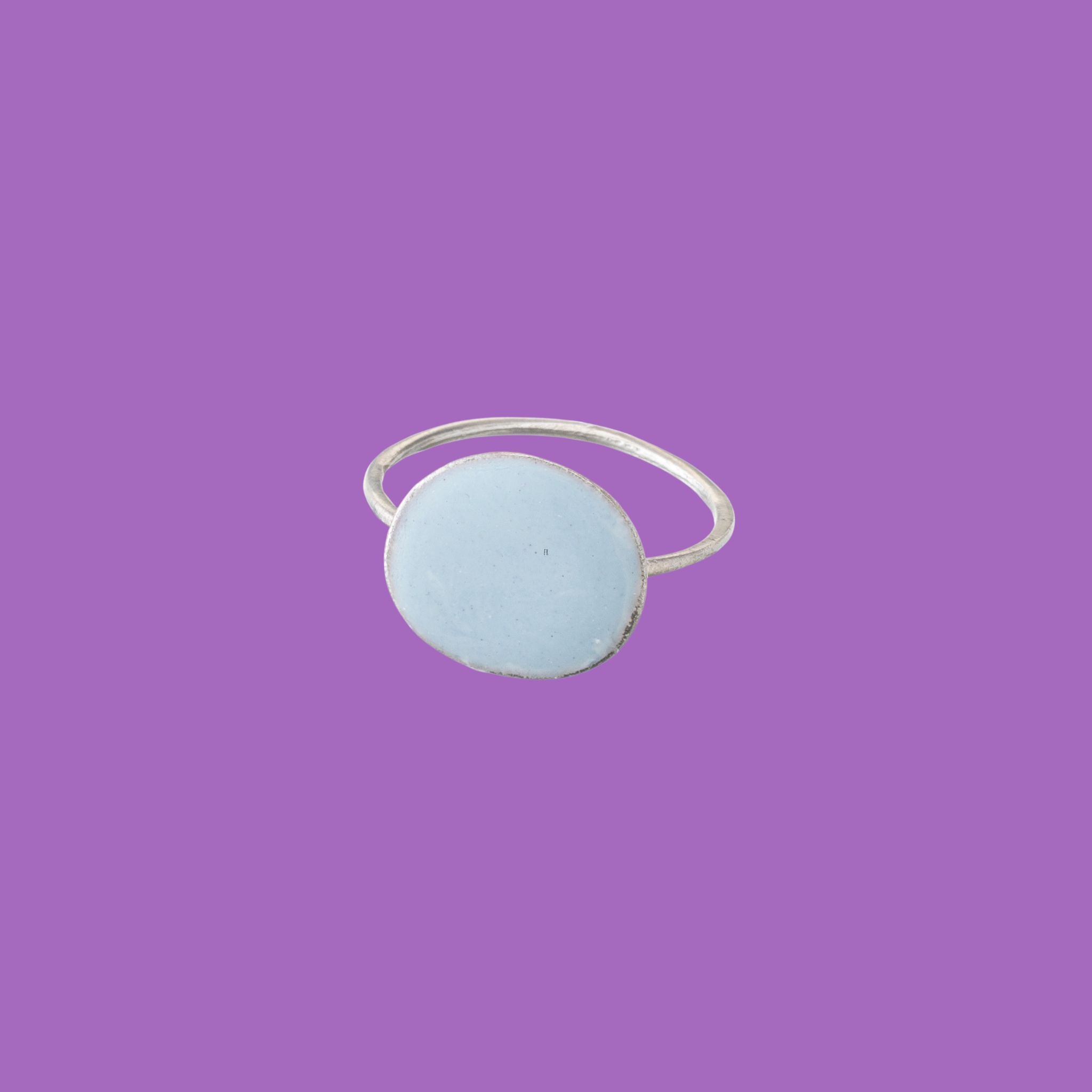 Anello in ottone con accento circolare smaltato azzurro di grandi dimensioni.