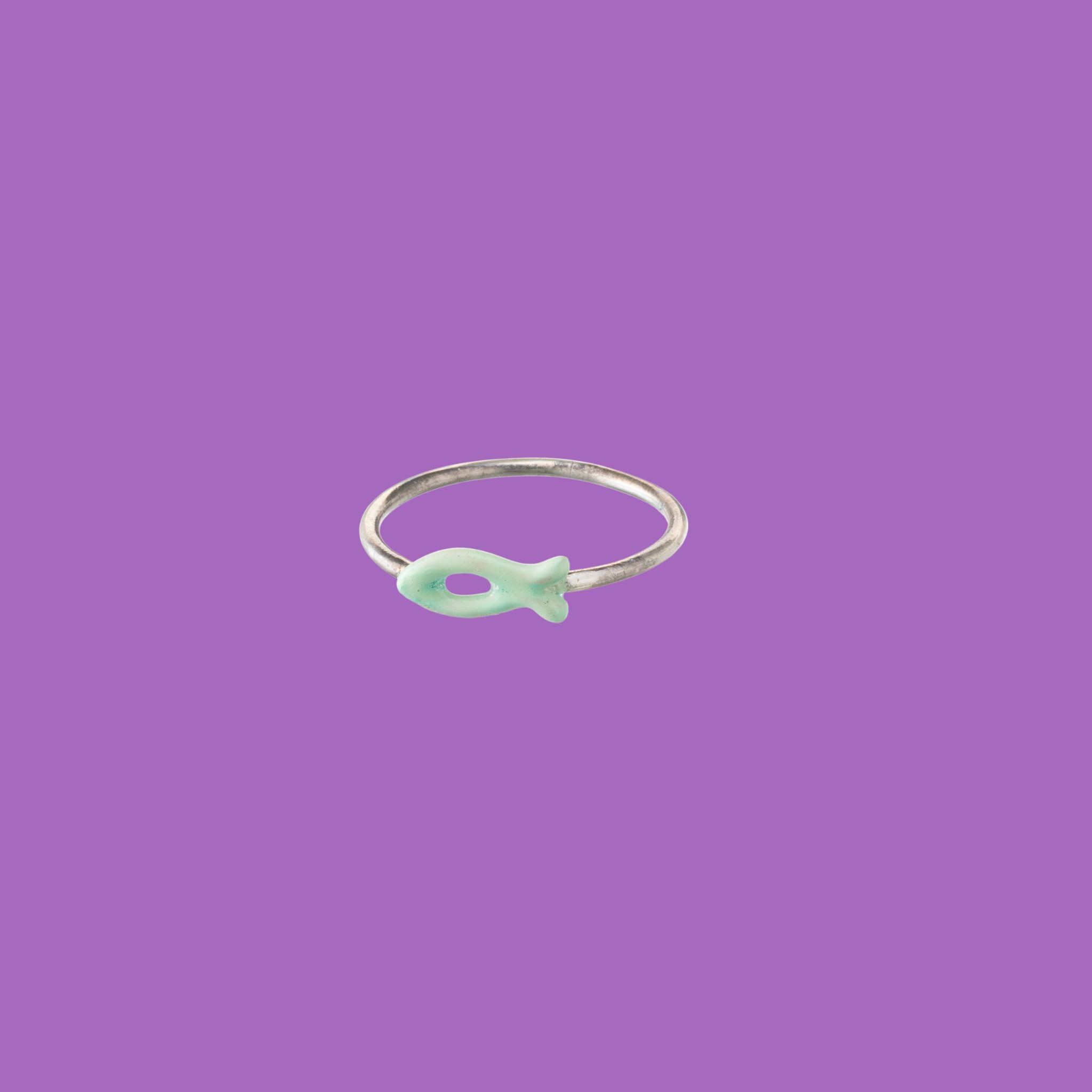 L'anello in ottone Dory presenta un accento verde chiaro a forma di pesce.