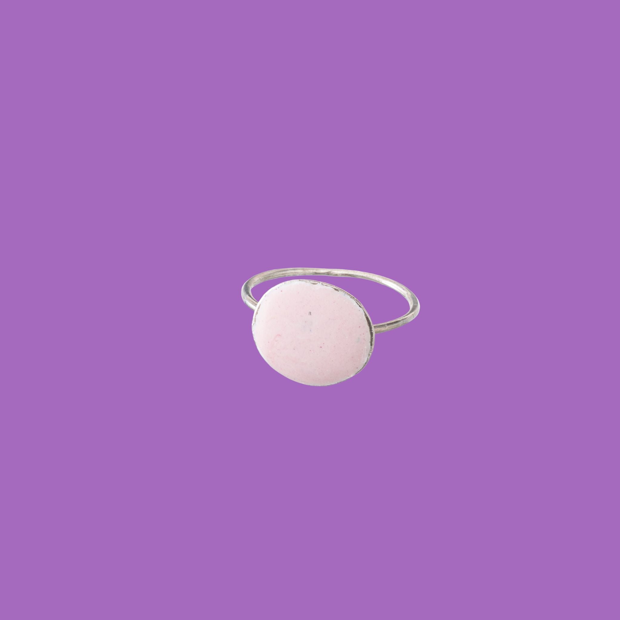Anello in ottone con accento circolare smaltato rosa chiaro di grandi dimensioni.