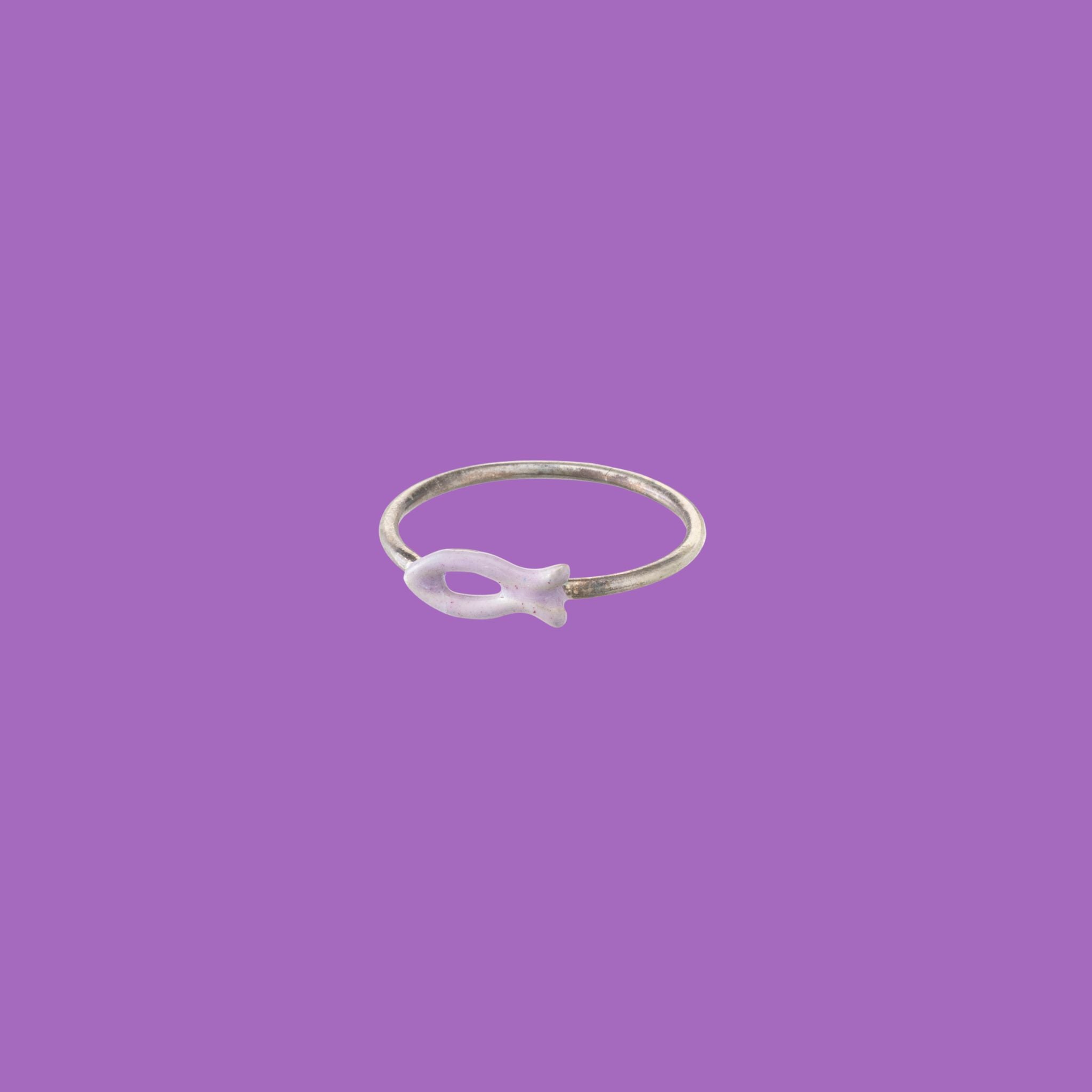 L'anello in ottone Dory presenta un accento lilla a forma di pesce.