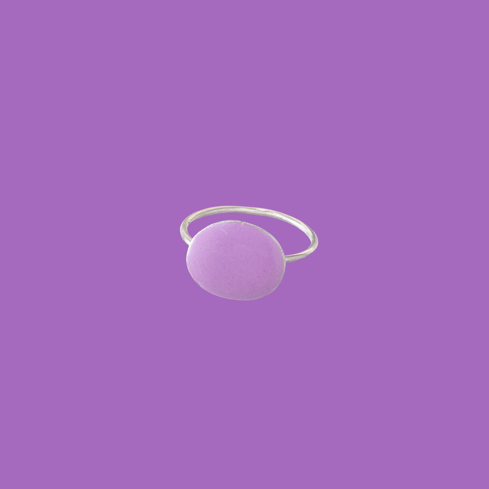 anello in ottone con accento circolare lilla smaltato di grandi dimensioni