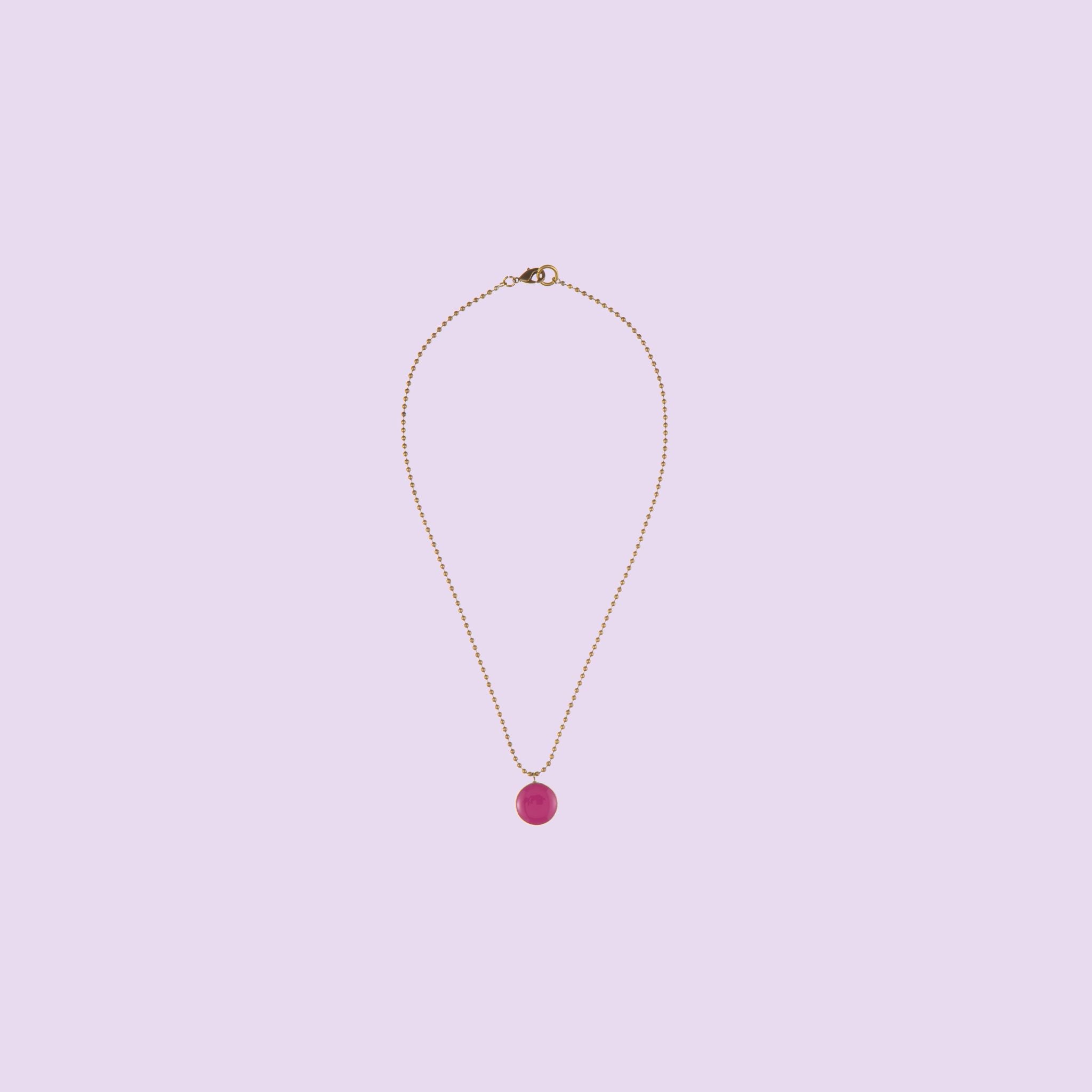 Aggiungete un tocco di colore al vostro look con le collane in ottone Smarties di Celeste Generoso, caratterizzate da un ciondolo rotondo e colorato.