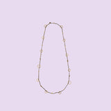 Realizzata a mano da KiaraLN, la collana in ottone "Ring" con dettagli in corallo aggiunge un tocco di naturale eleganza a qualsiasi outfit.