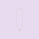 Realizzata a mano da KiaraLN, questa collana in ottone con ciondolo a forma di riccio aggiunge un tocco stravagante ed elegante a qualsiasi outfit.