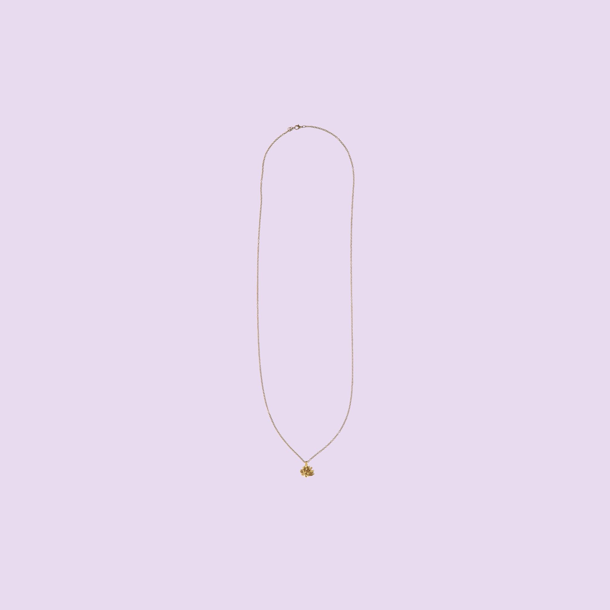 Realizzata a mano da KiaraLN, questa collana in ottone con ciondolo a forma di riccio aggiunge un tocco estroso ed elegante a qualsiasi abbigliamento.