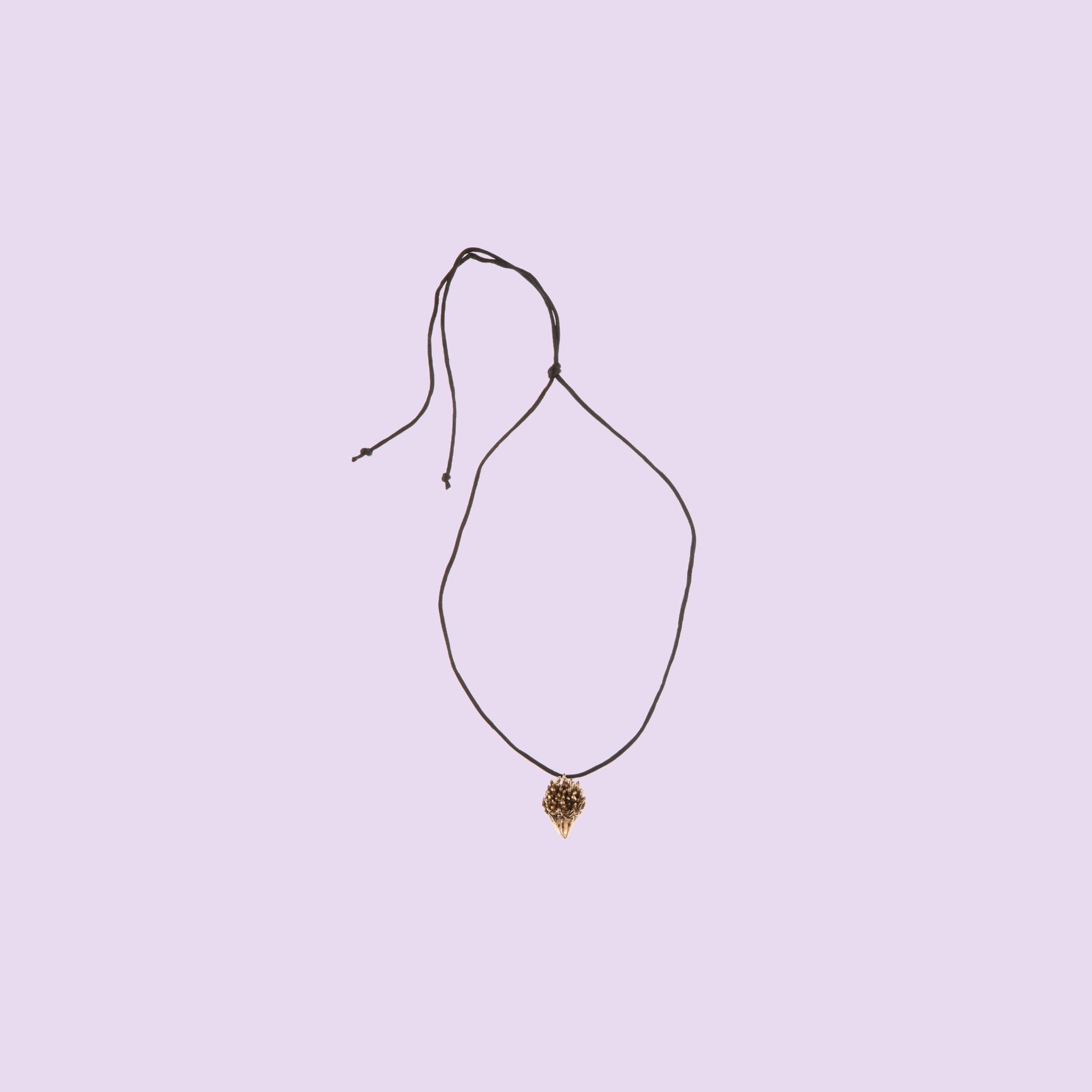 Realizzata a mano da KiaraLN, questa collana larga in ottone offre uno stile chic e timeless .