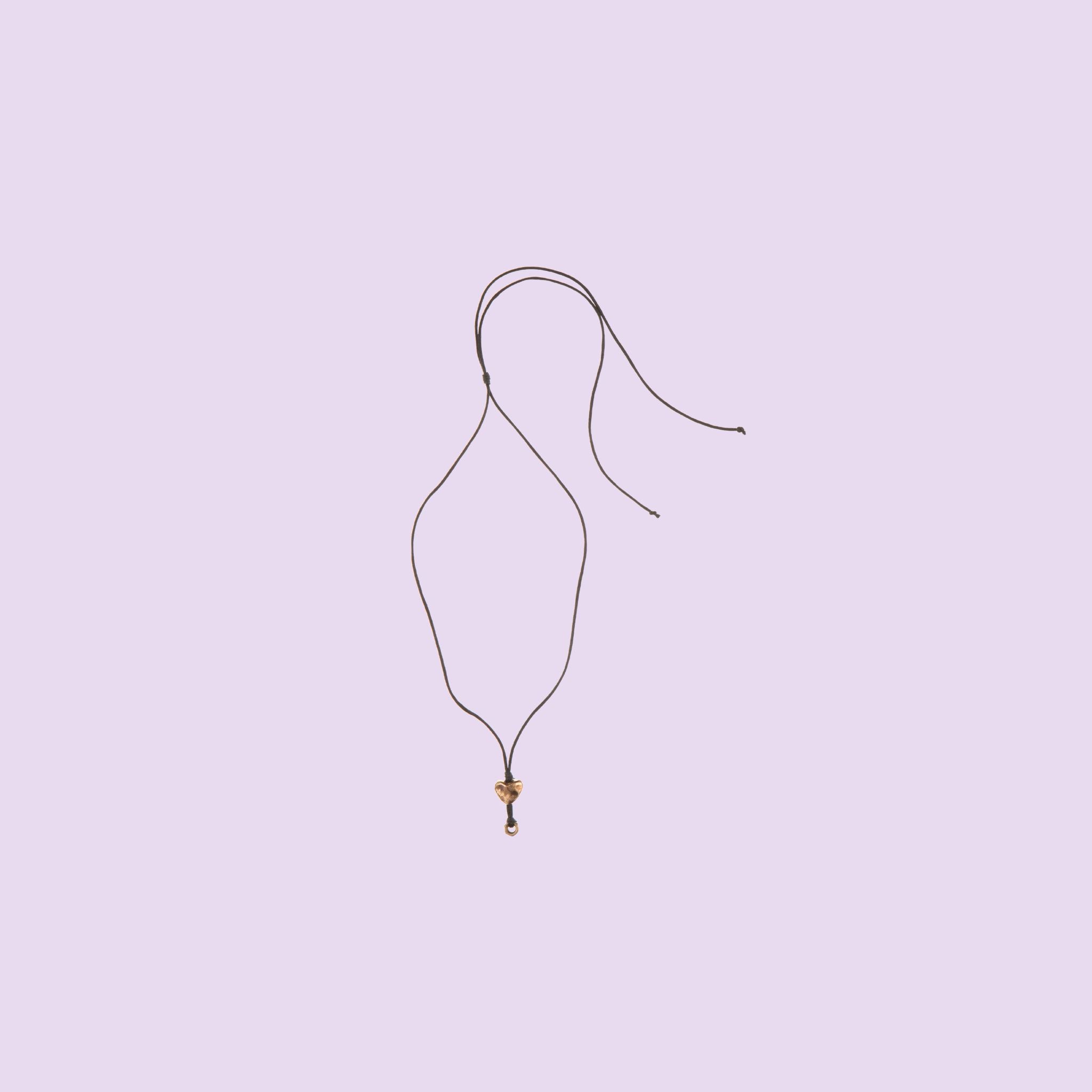 Realizzata a mano da KiaraLN, la collana regolabile Imperfect Heart in ottone presenta un ciondolo unico a forma di cuore.