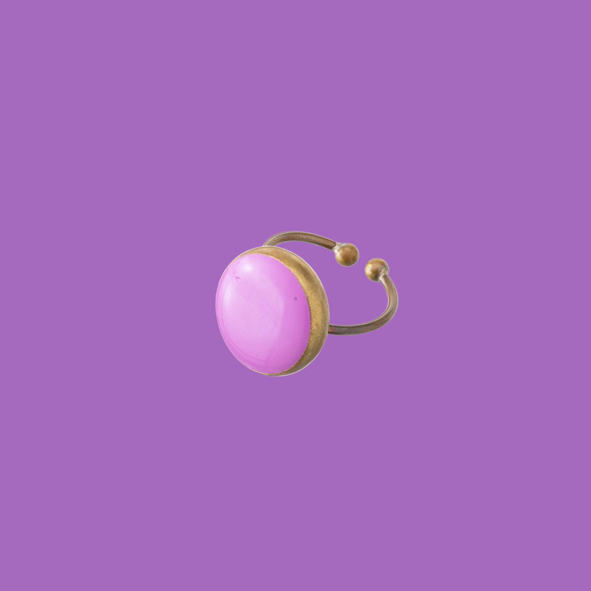 Realizzato in ottone di alta qualità, questo anello presenta una raffinata applicazione rotonda smaltata in rosa.