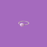 Questo anello in ottone presenta un elemento circolare smaltato viola di medie dimensioni.