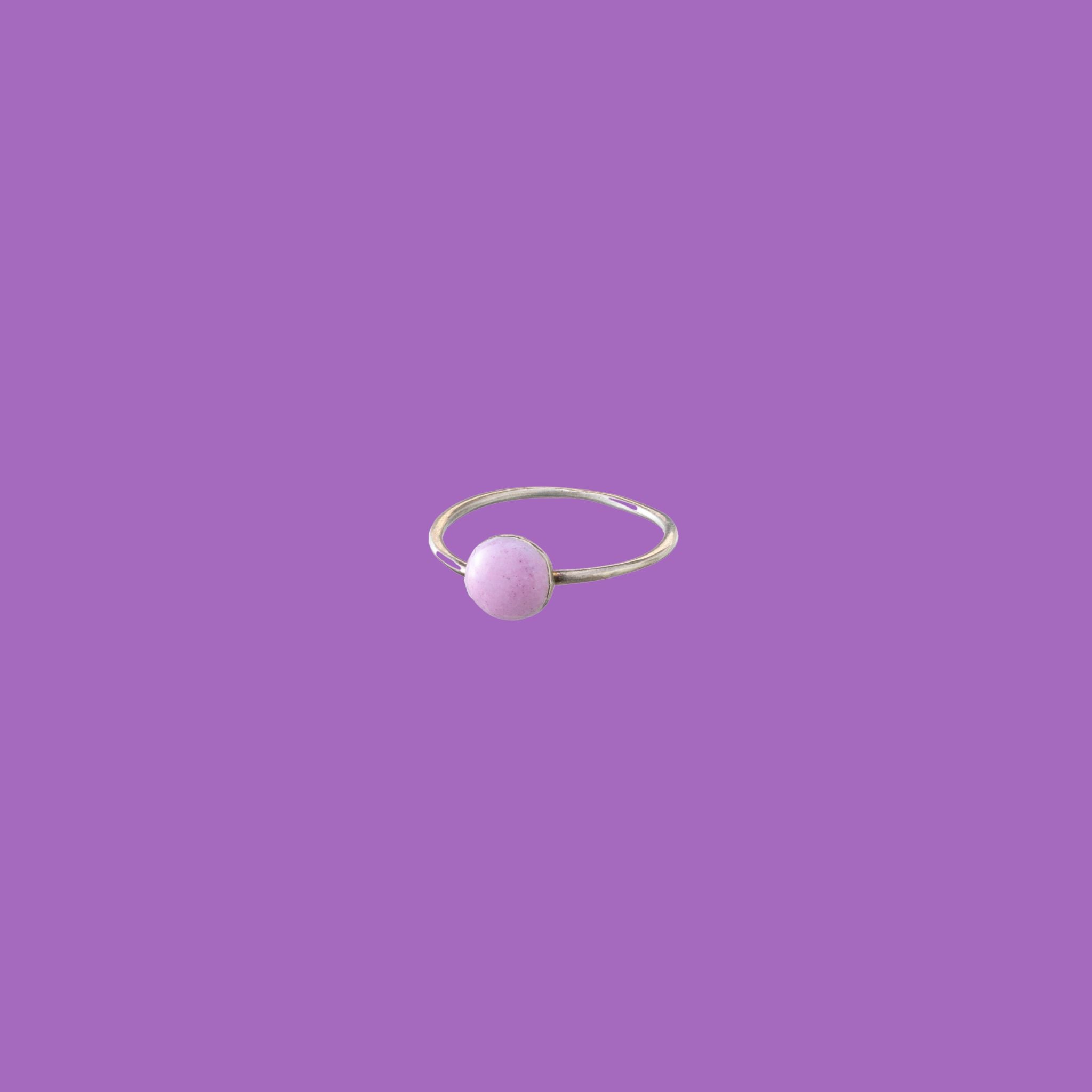 Questo anello in ottone presenta un accento circolare smaltato viola di medie dimensioni.