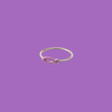L'anello Dory in ottone presenta un dettaglio viola a forma di pesce.