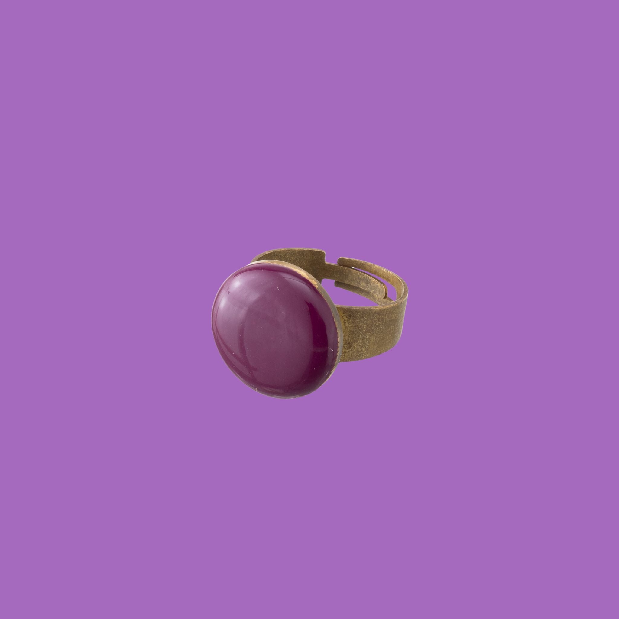 Anello fatto a mano con una fascia più spessa e una decorazione rotonda color porpora