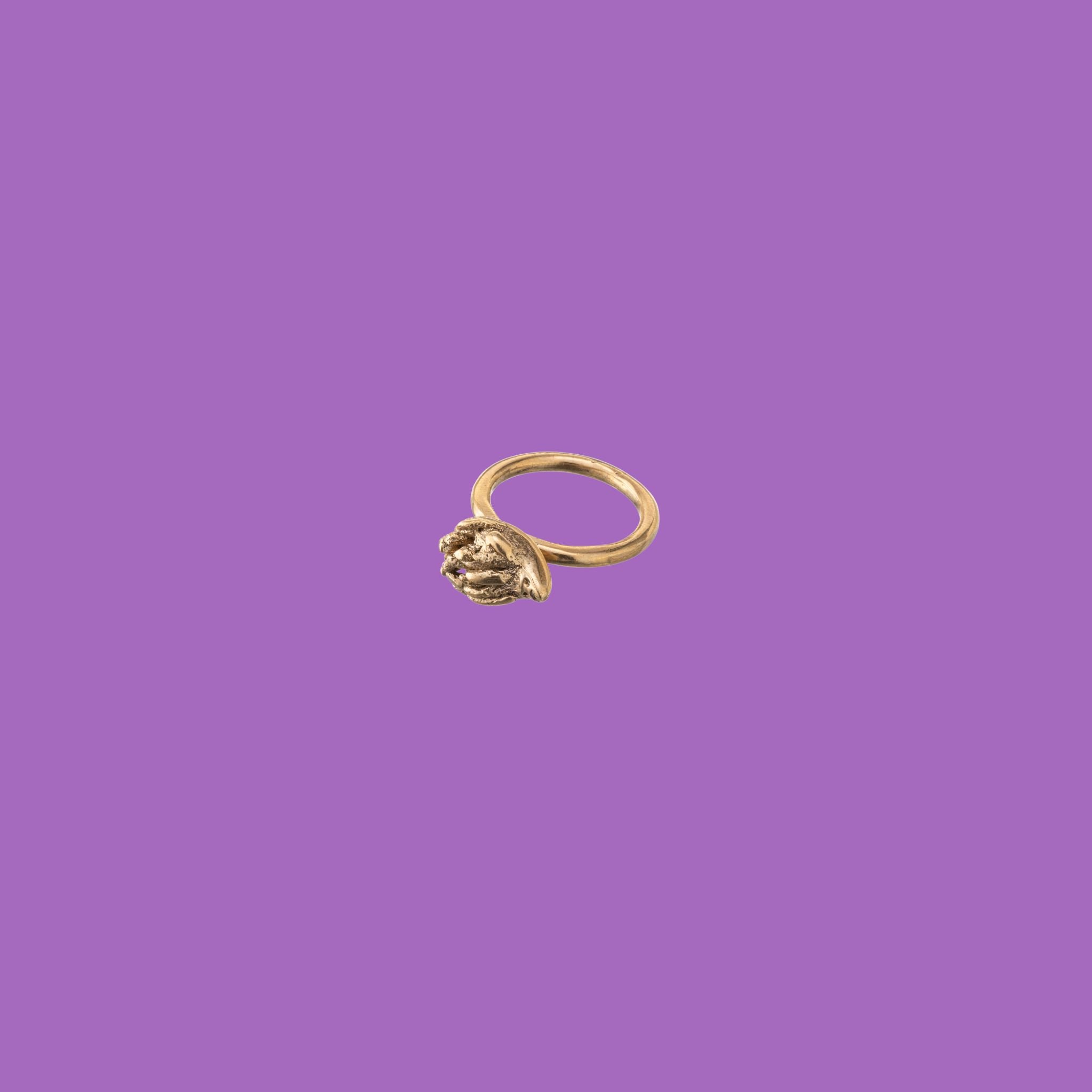 Realizzato a mano da KiaraLN, questo anello a forma di riccio in ottone unisce estrosità ed eleganza