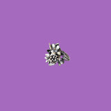Anello con bouquet di Poison Ivy in ottone, un esclusivo anello a forma di bouquet realizzato in ottone di alta qualità dall'artigiano Fabian Crosta.