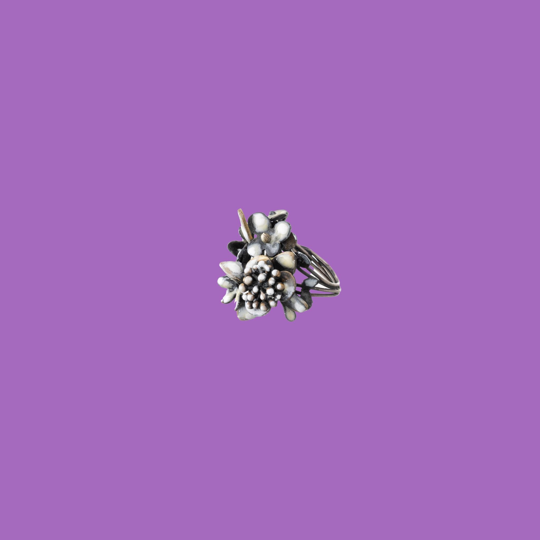 Anello in ottone con bouquet Poison Ivy, un esclusivo anello a forma di bouquet realizzato in ottone pregiato dall'artigiano Fabian Crosta.
