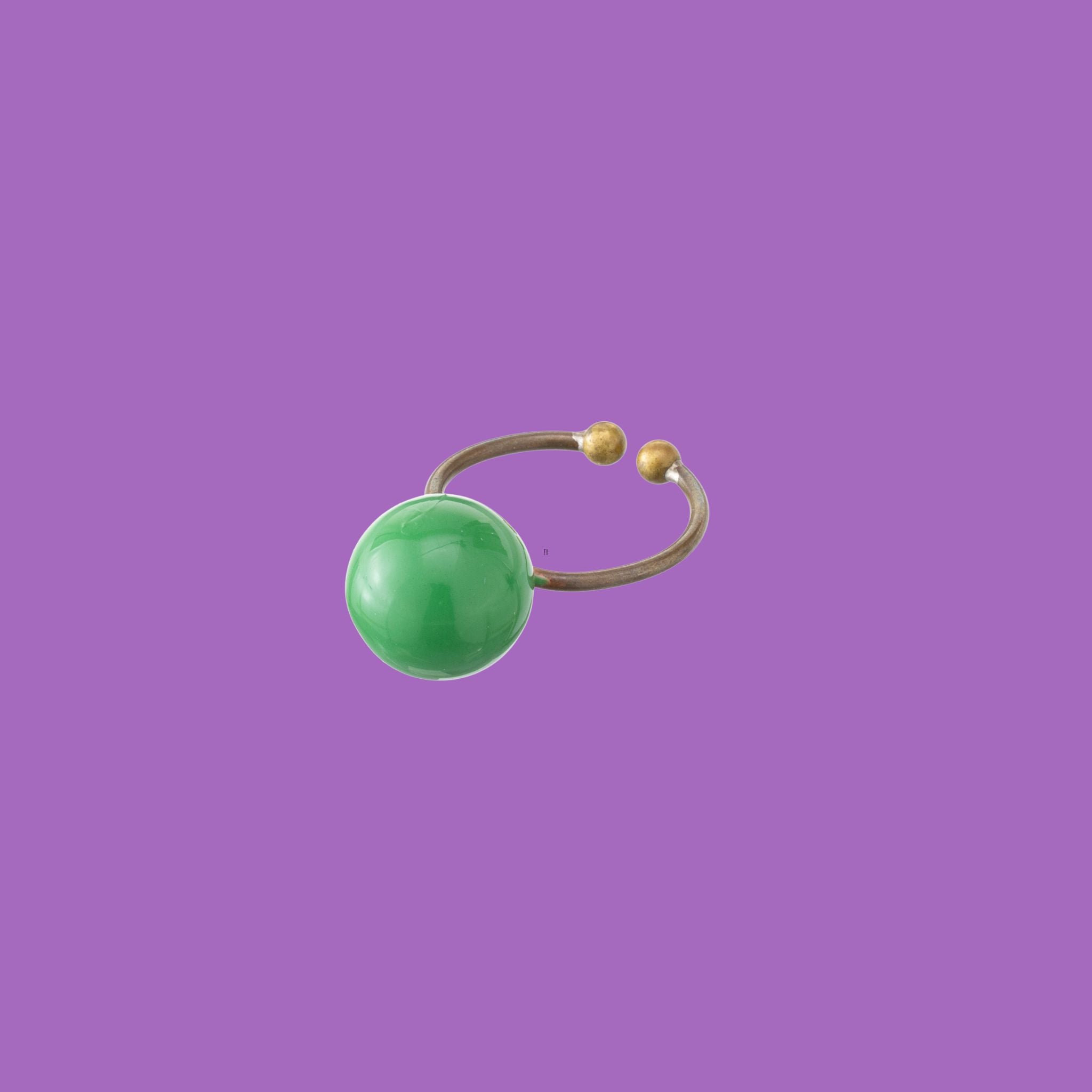 Realizzato a mano da Celeste Generoso, questo anello a sfera in ottone smaltato è disponibile nei colori verde e rosso.