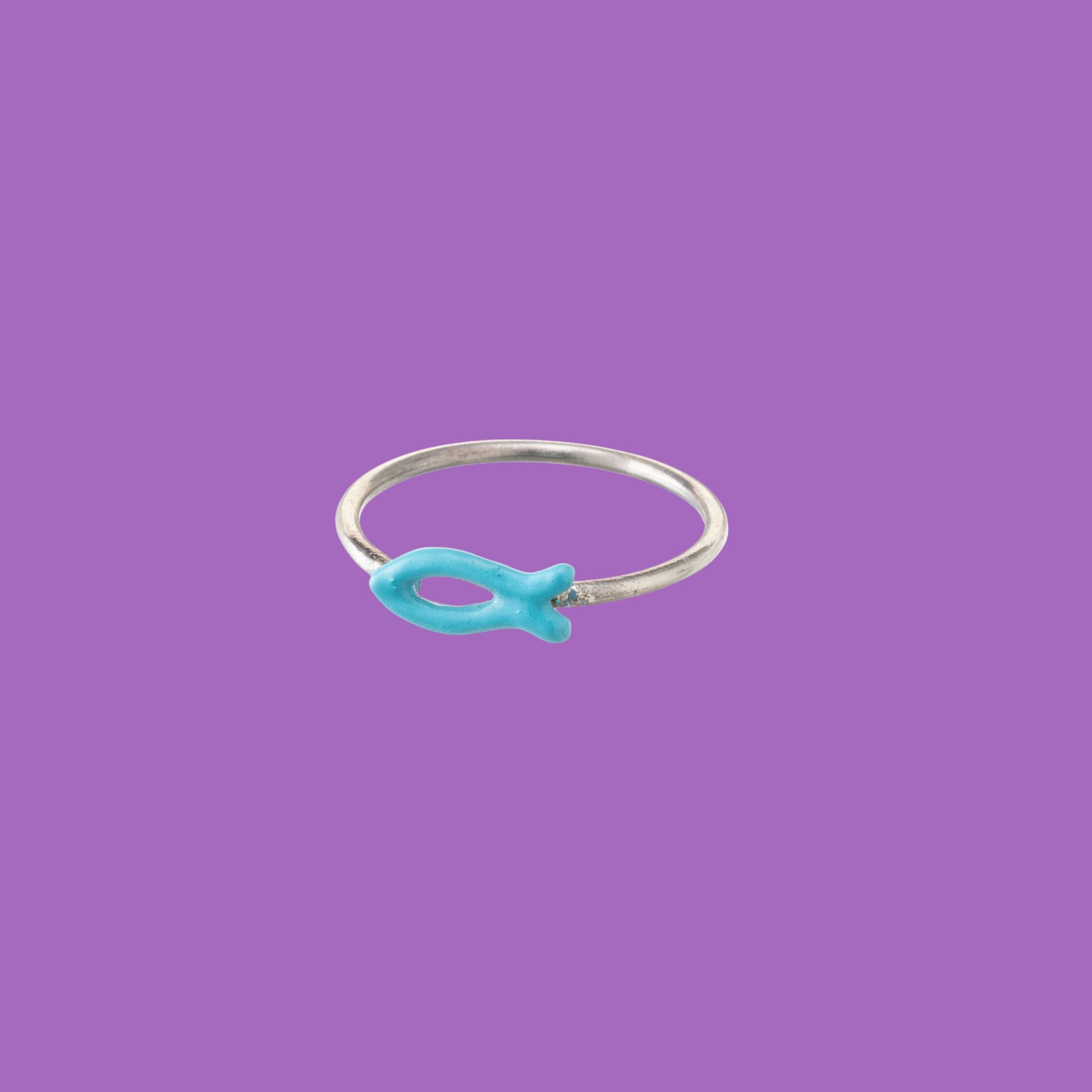 L'anello in ottone Dory presenta un accento a forma di pesce blu cielo.