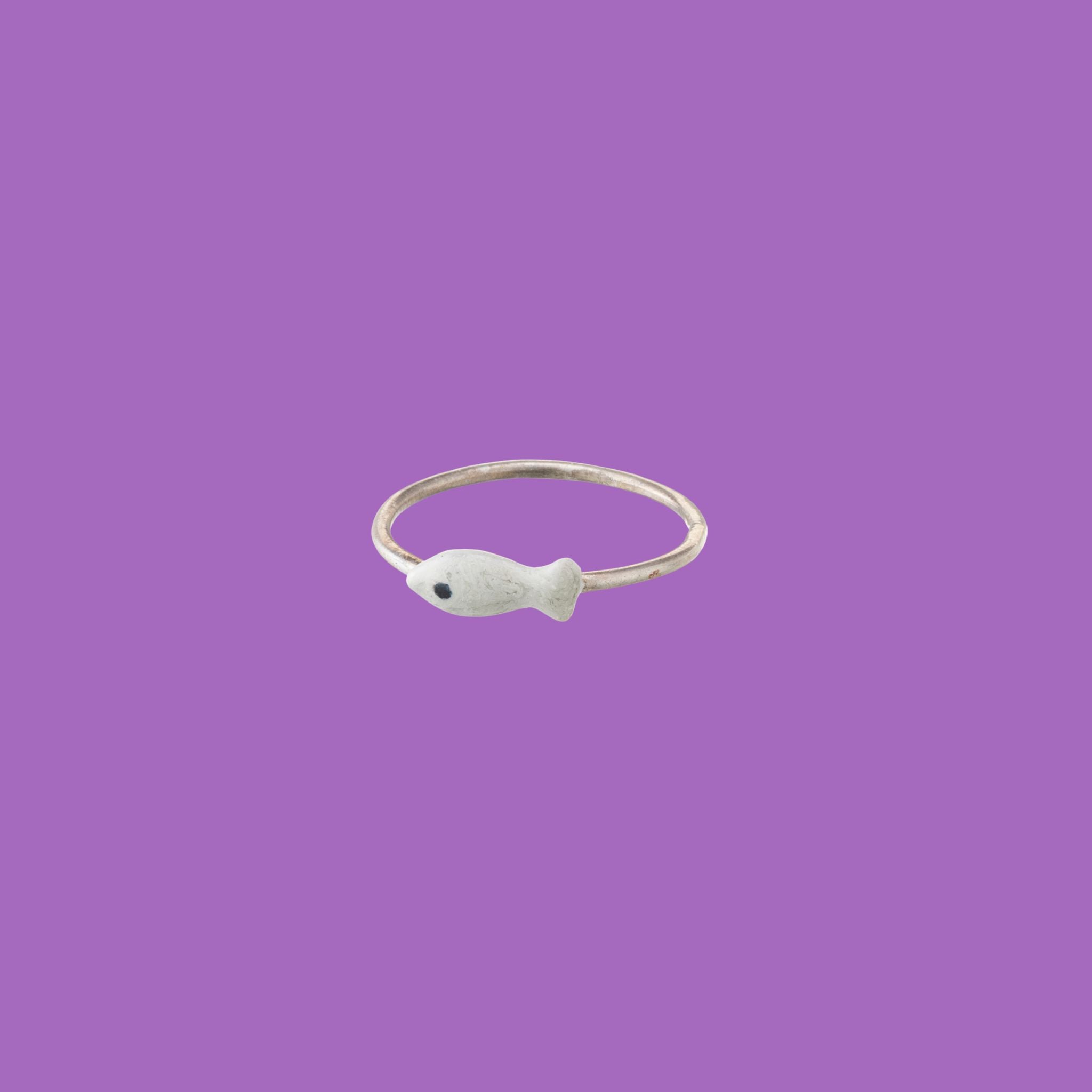 Anello Nemo in ottone con pesce bianco