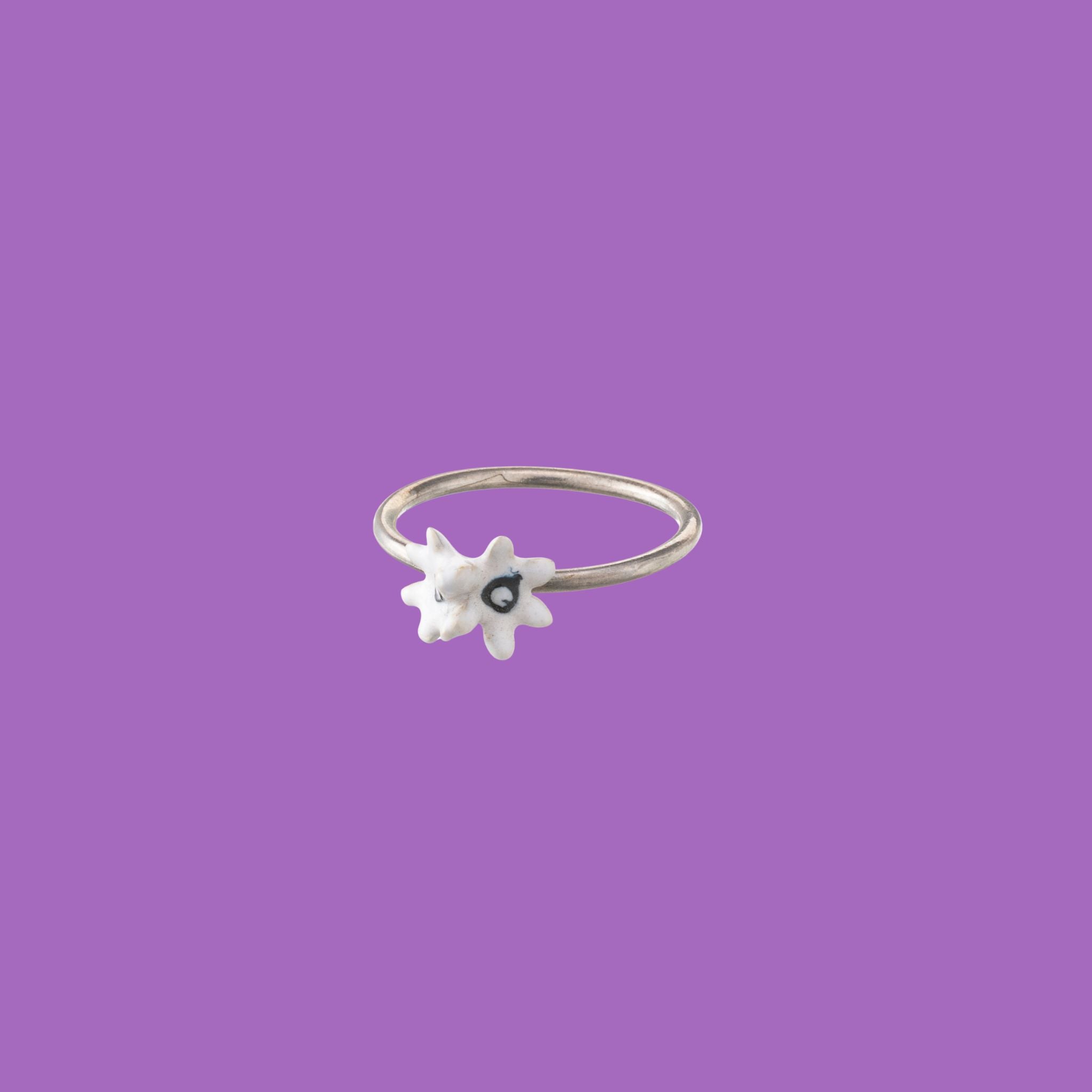 Piccolo anello in ottone a fiore bianco