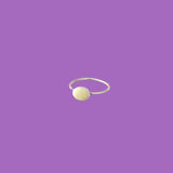 Questo anello in ottone presenta un elemento circolare smaltato giallo di medie dimensioni.