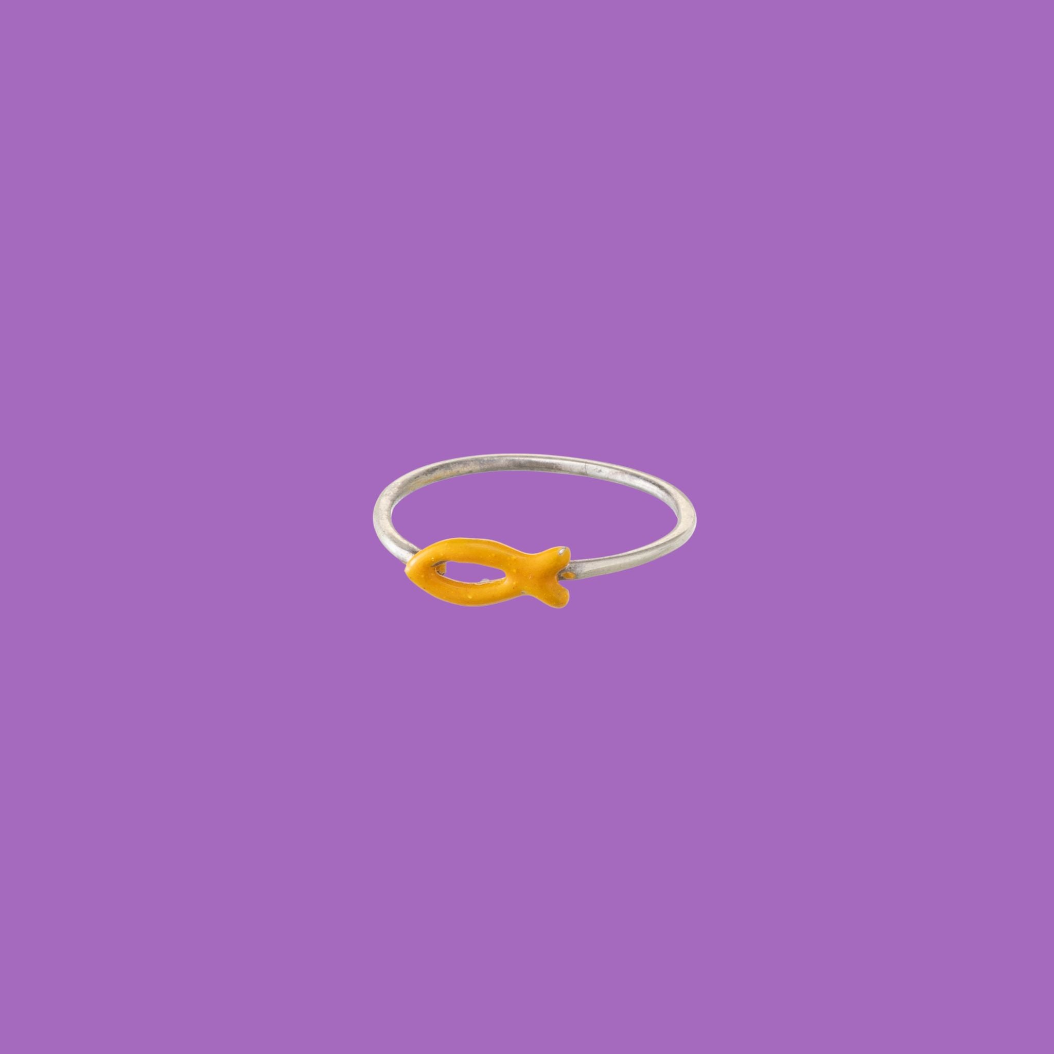 L'anello in ottone Dory presenta un accento giallo a forma di pesce.