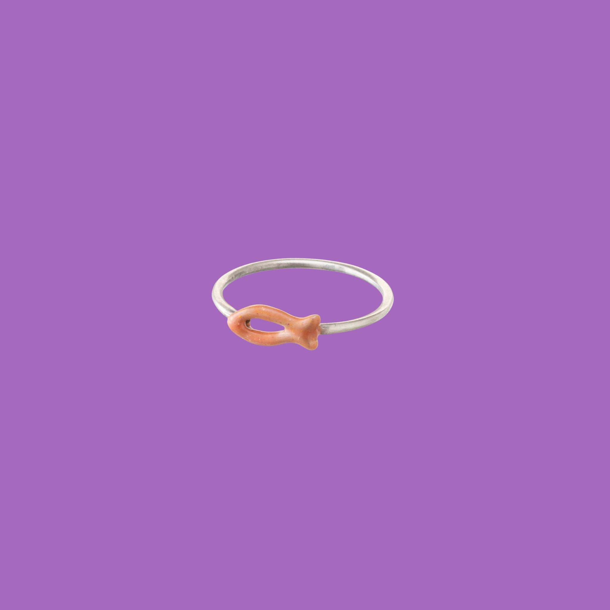 L'anello in ottone Dory presenta un accento arancione a forma di pesce. 