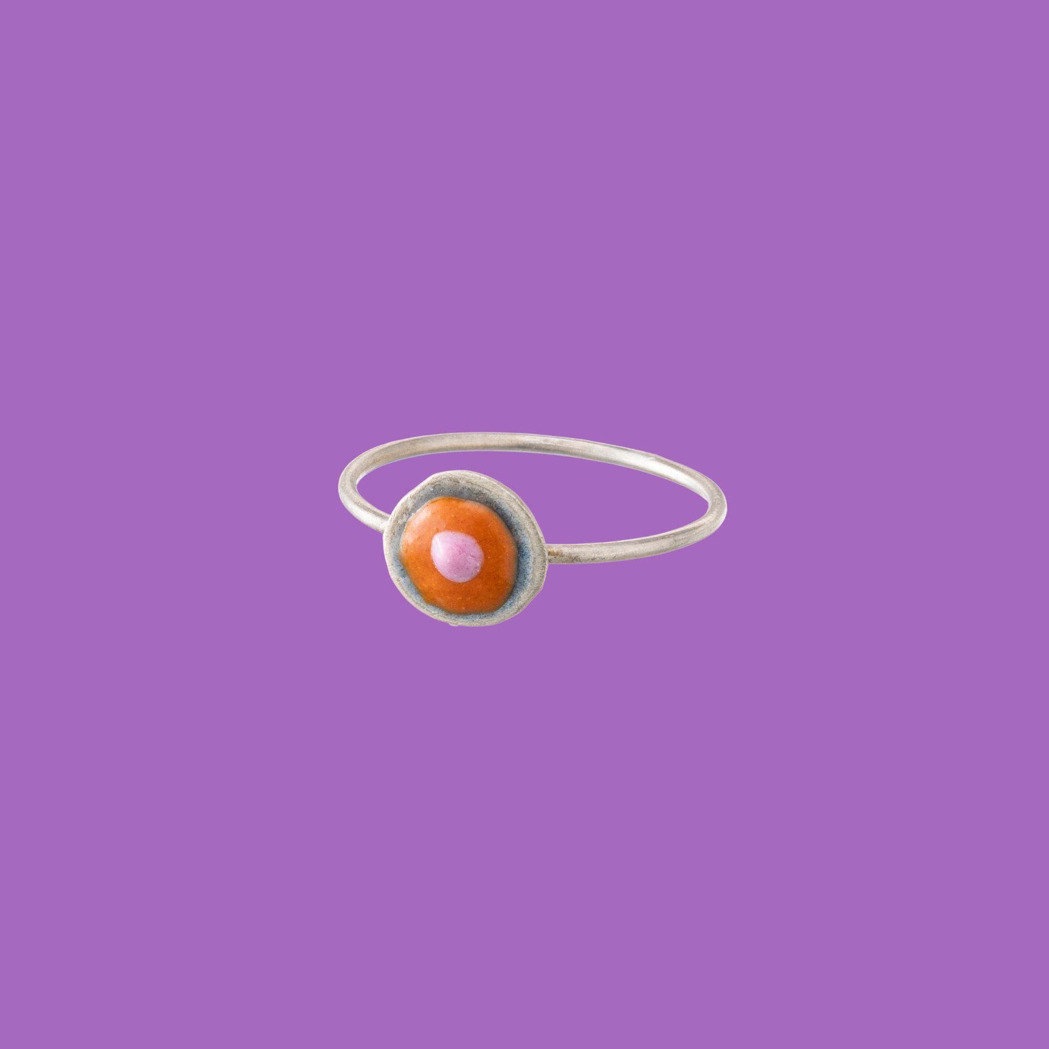 Semplice anello in ottone con accento circolare arancione e rosa
