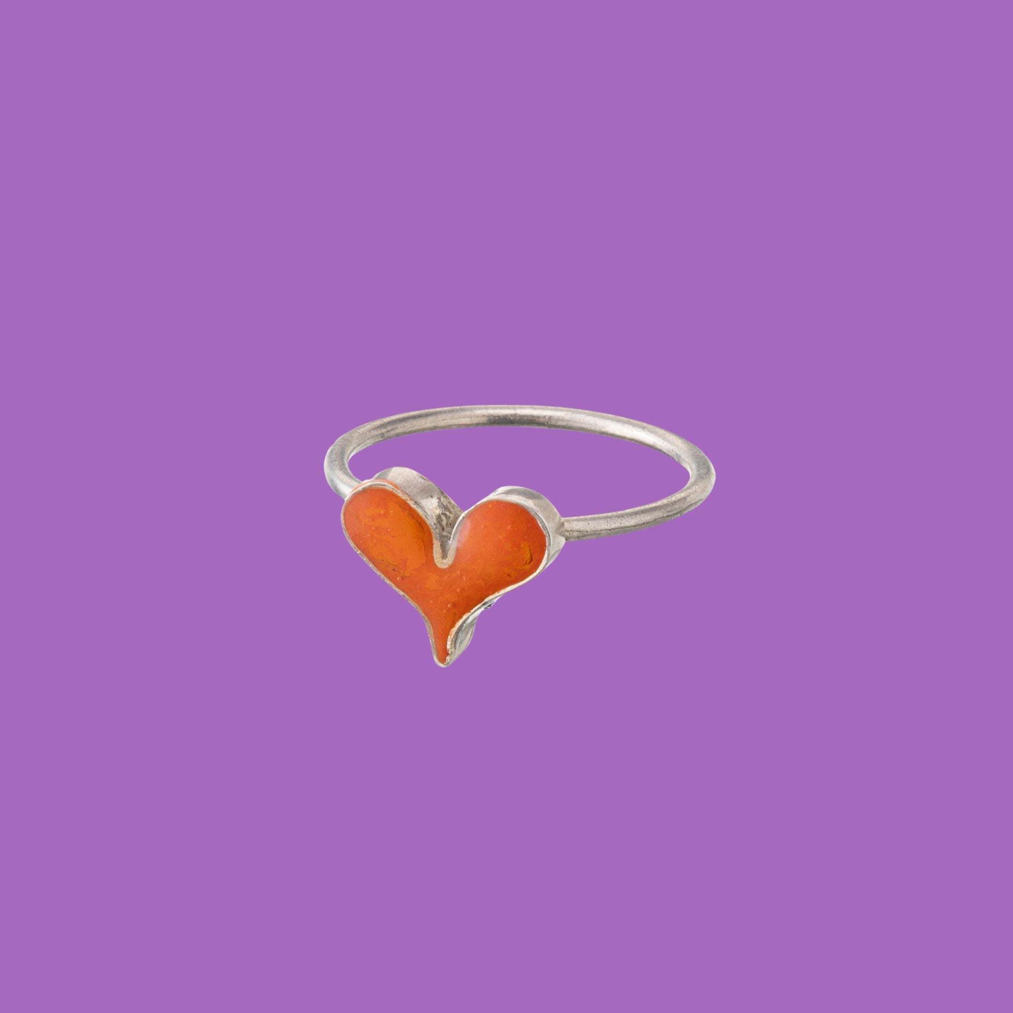Anello in ottone con accento arancione a forma di cuore